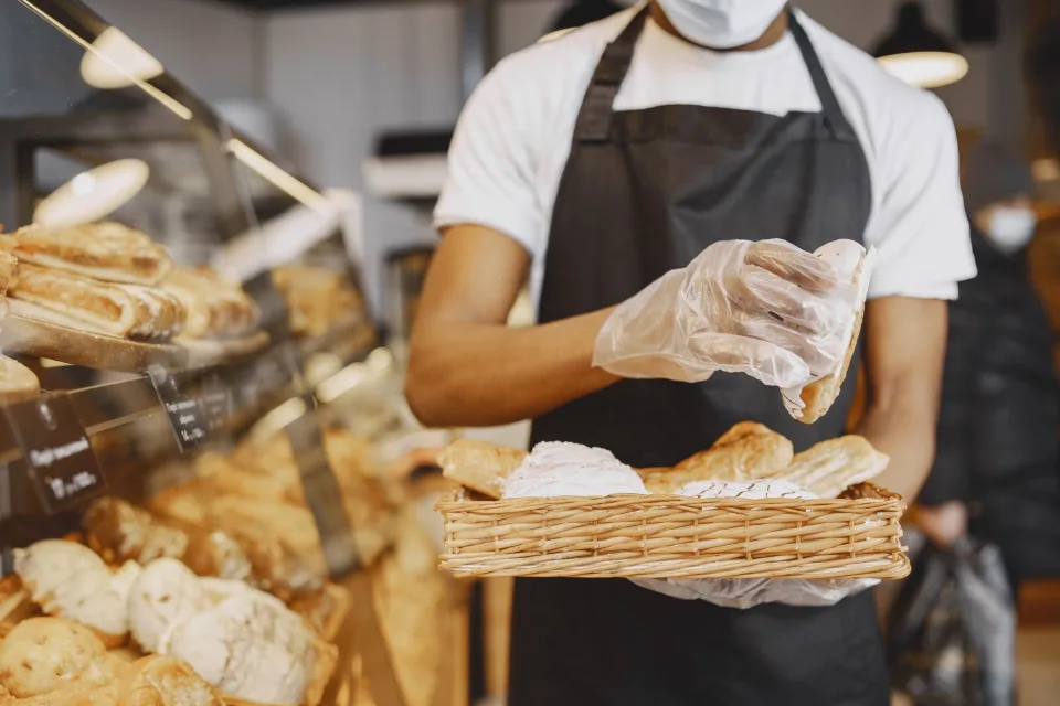 Khay bánh mới ra lò tại Cửa Hàng Ăn Uống Gia Min